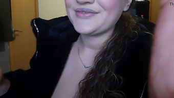 A Stunning White Lady Gives An Exceptional Oral Performance While Smoking And Spitting Onto A 9-Inch Dildo